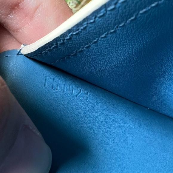 Louis Vuitton Suhali International Wallet - Picture 11 of 12